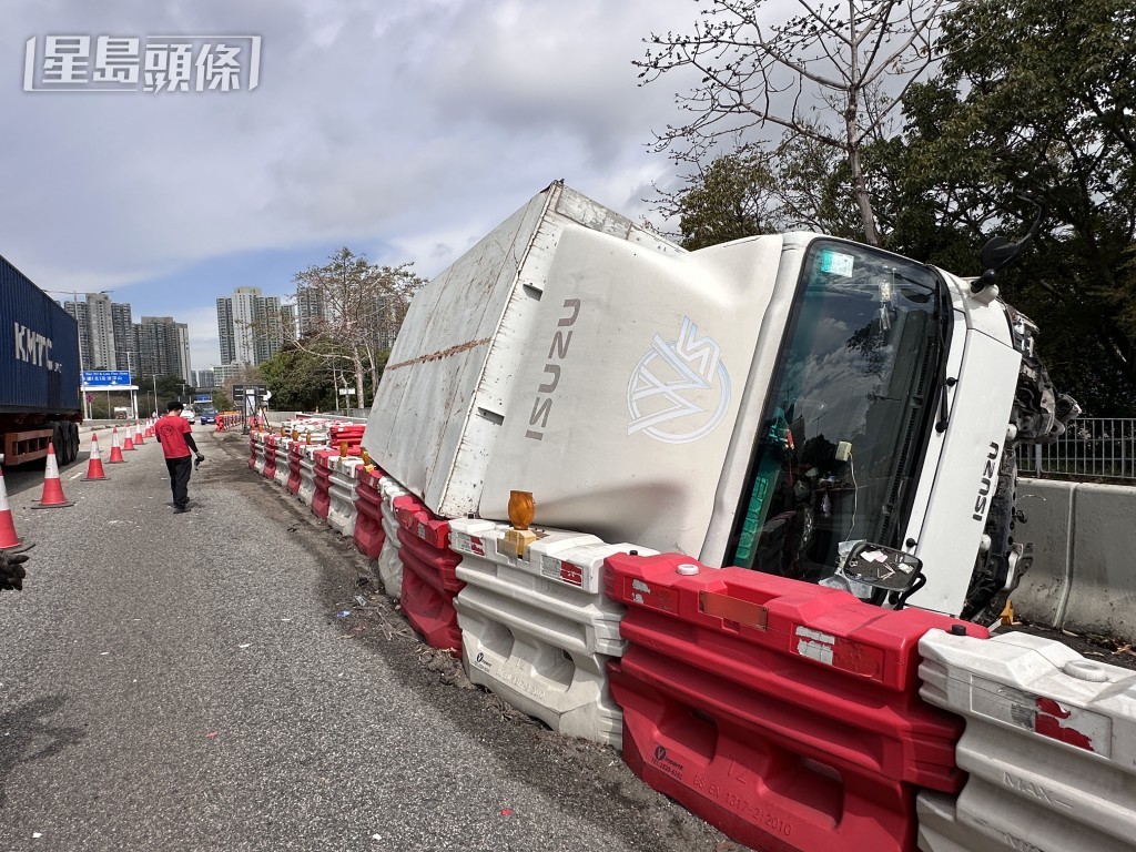 貨車撞水馬翻側。梁國峰攝 貨車撞水馬翻側。梁國峰攝