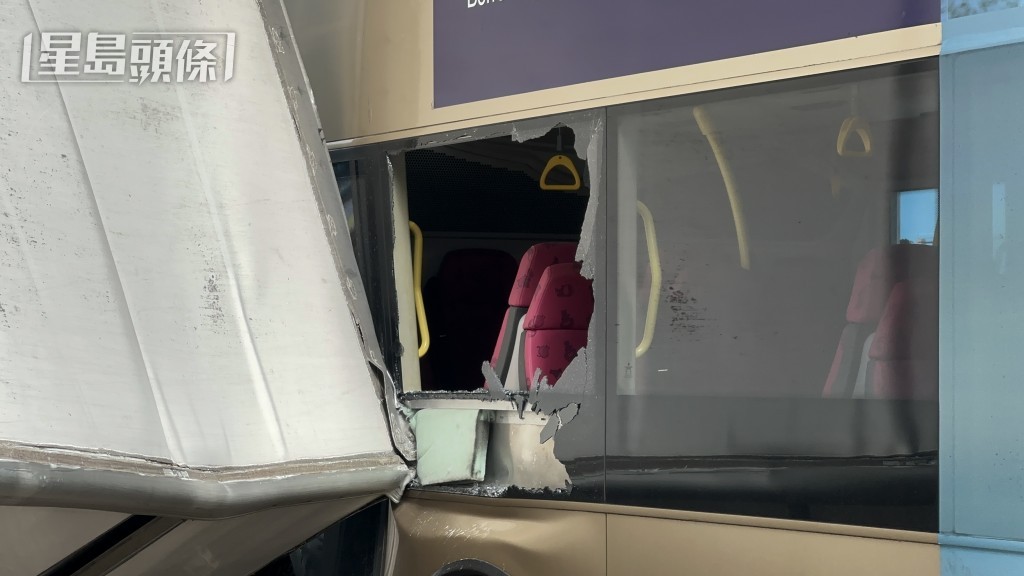 巴車車窗碎裂。
