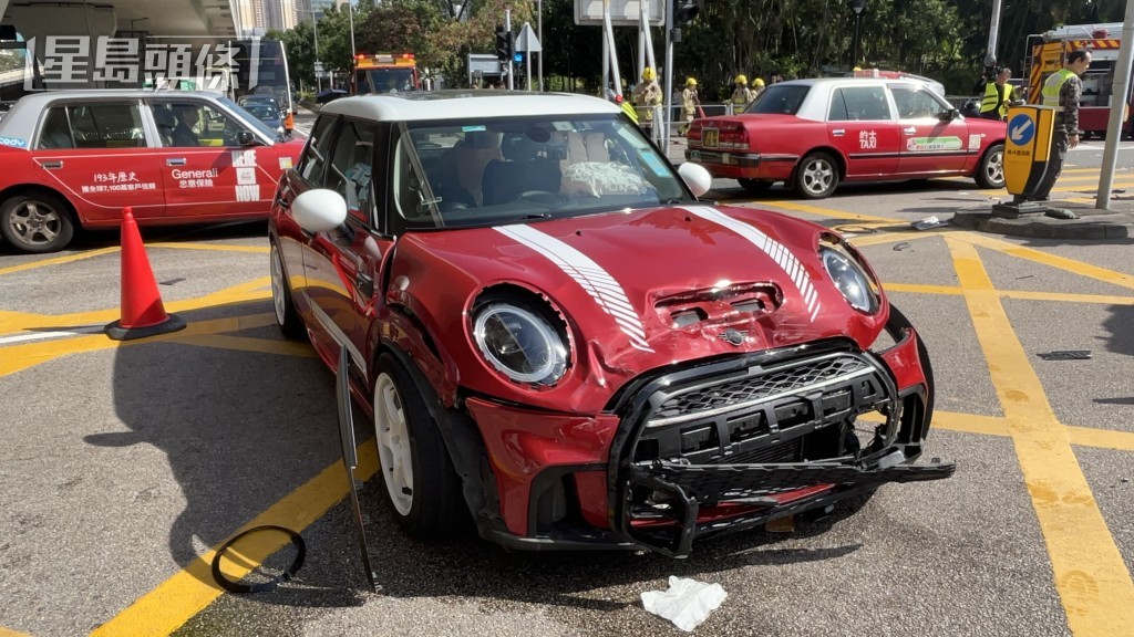 MINI Cooper車頭損毀。