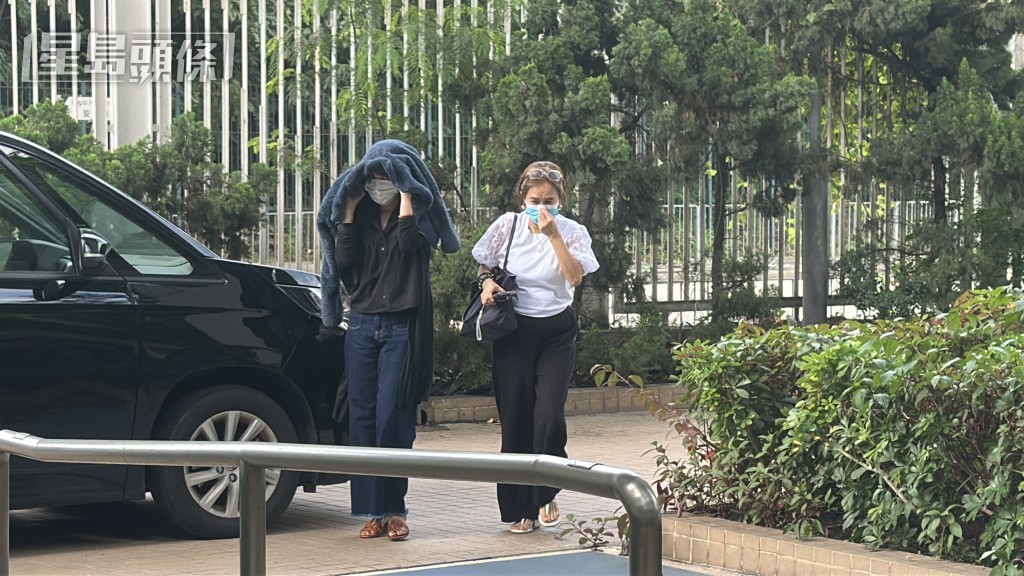 死者親屬到葵涌公眾殮房認屍。劉漢權攝 死者親屬到葵涌公眾殮房認屍。劉漢權攝