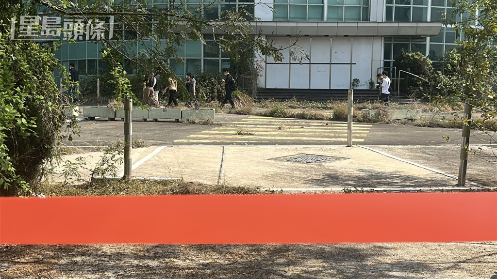 便衣探員入內檢視。劉漢權攝