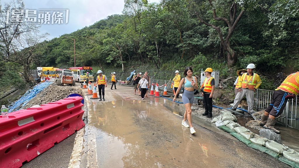 乘客必須在受影響路段下車。梁國峰攝 乘客必須在受影響路段下車。梁國峰攝