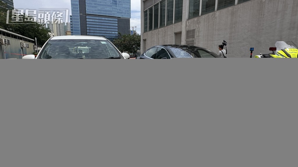 東九龍總區交通部截獲2輛「白牌車」。劉漢權攝 東九龍總區交通部截獲2輛「白牌車」。劉漢權攝