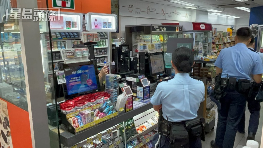 警員在店內調查。 警員在店內調查。