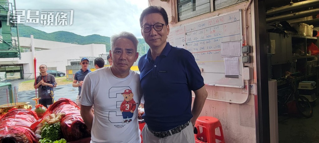 「银亮濠侠」上手澳门练马师冯耀正 (左)。 「银亮濠侠」上手澳门练马师冯耀正 (左)。