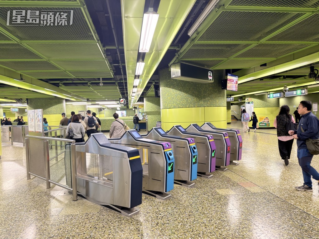 事故期間港島綫上環站至鰂魚涌站列車服務暫停，其後恢復正常。