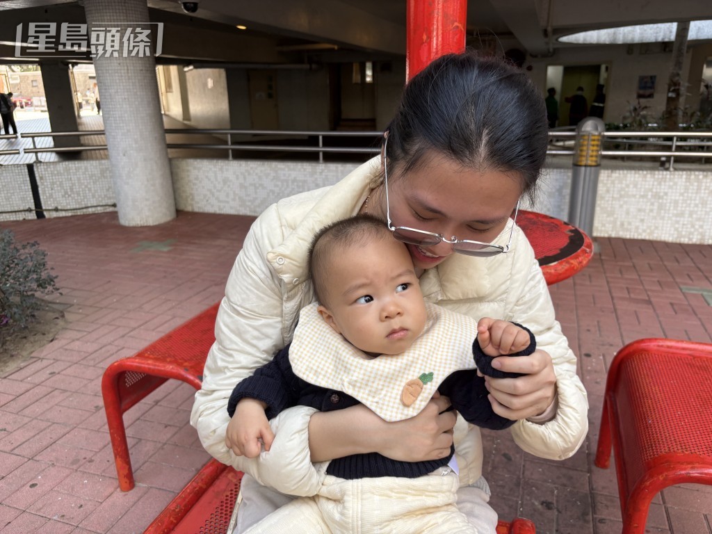 黃小姐表示，特首問及寶寶的年齡及學說話的情況，提醒寶寶「著多件衫」。