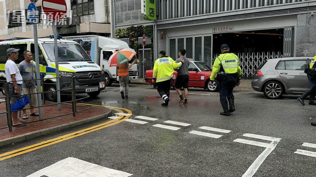貨Van司機被警員帶走。 貨Van司機被警員帶走。