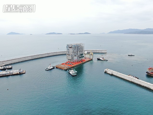 I·PARK1共有12 個巨型機電設備預製組件。而重約6,000公噸的第一個巨型機電設備預製組件已經由珠海經水路運抵香港。（環境局提供）