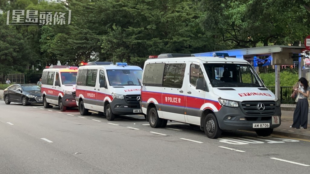 大批警員趕到現場調查。