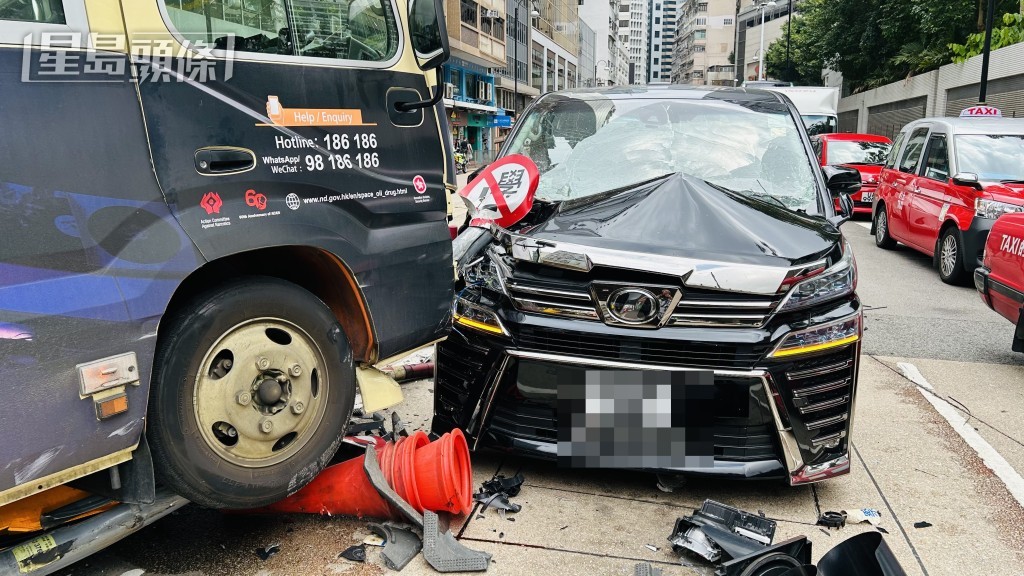 燈箱及路牌被撞毀。
