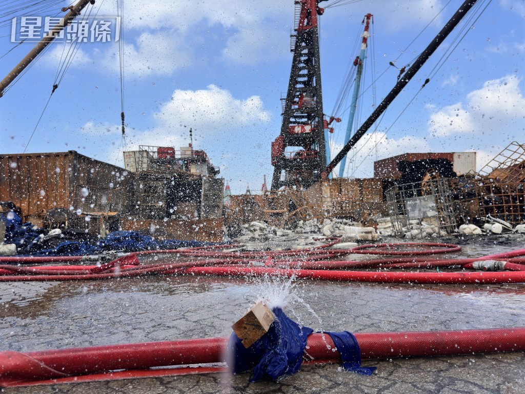 三级火焚烧逾14小时后，大致被救熄。梁国峰摄