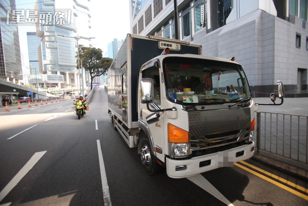 貨車停在路邊。許文光攝