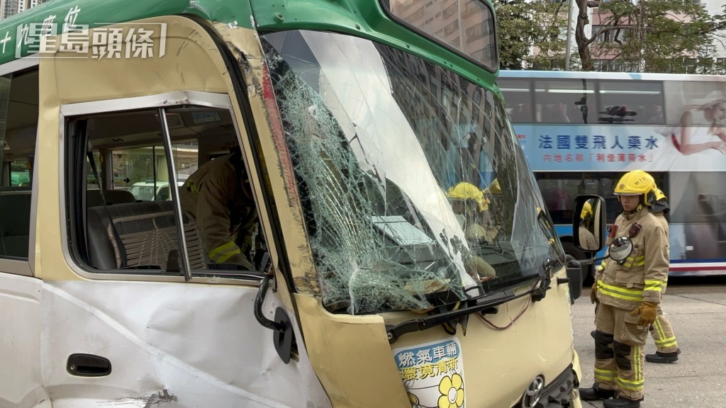 绿Van右边车头严重损毁。