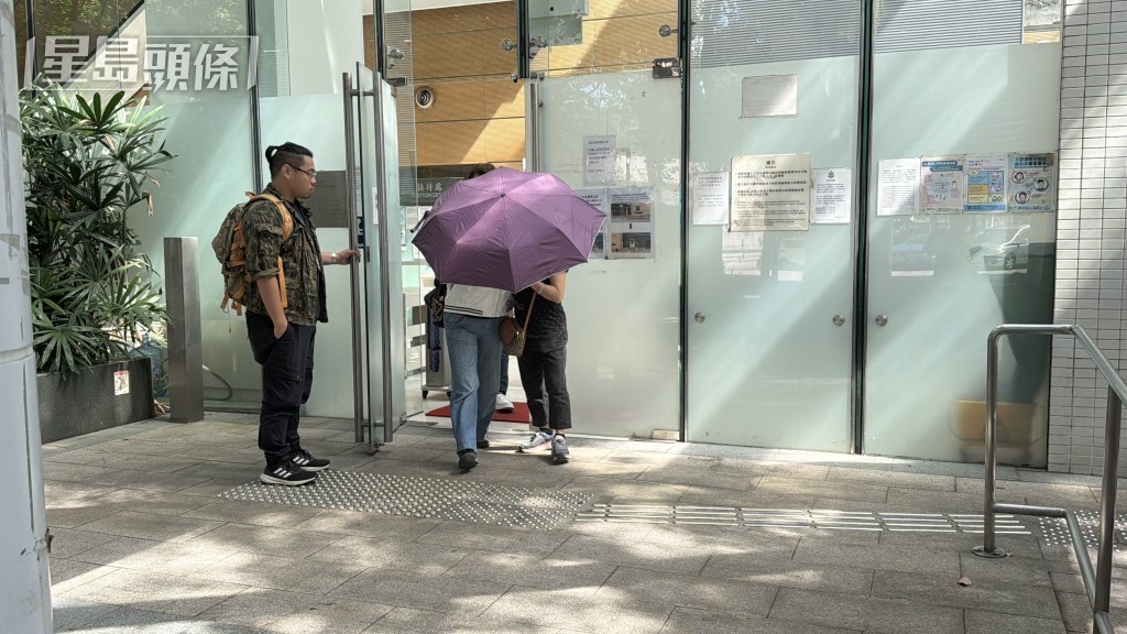 遺孀在男女親友陪同下，到葵涌殮房辦理認屍手續。梁國峰攝