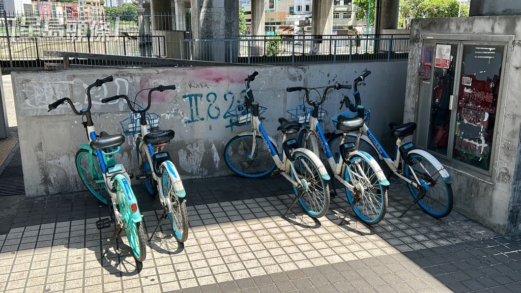 4輛藍色和1部綠色共享單車,遭鎅爛座位。 4輛藍色和1部綠色共享單車,遭鎅爛座位。