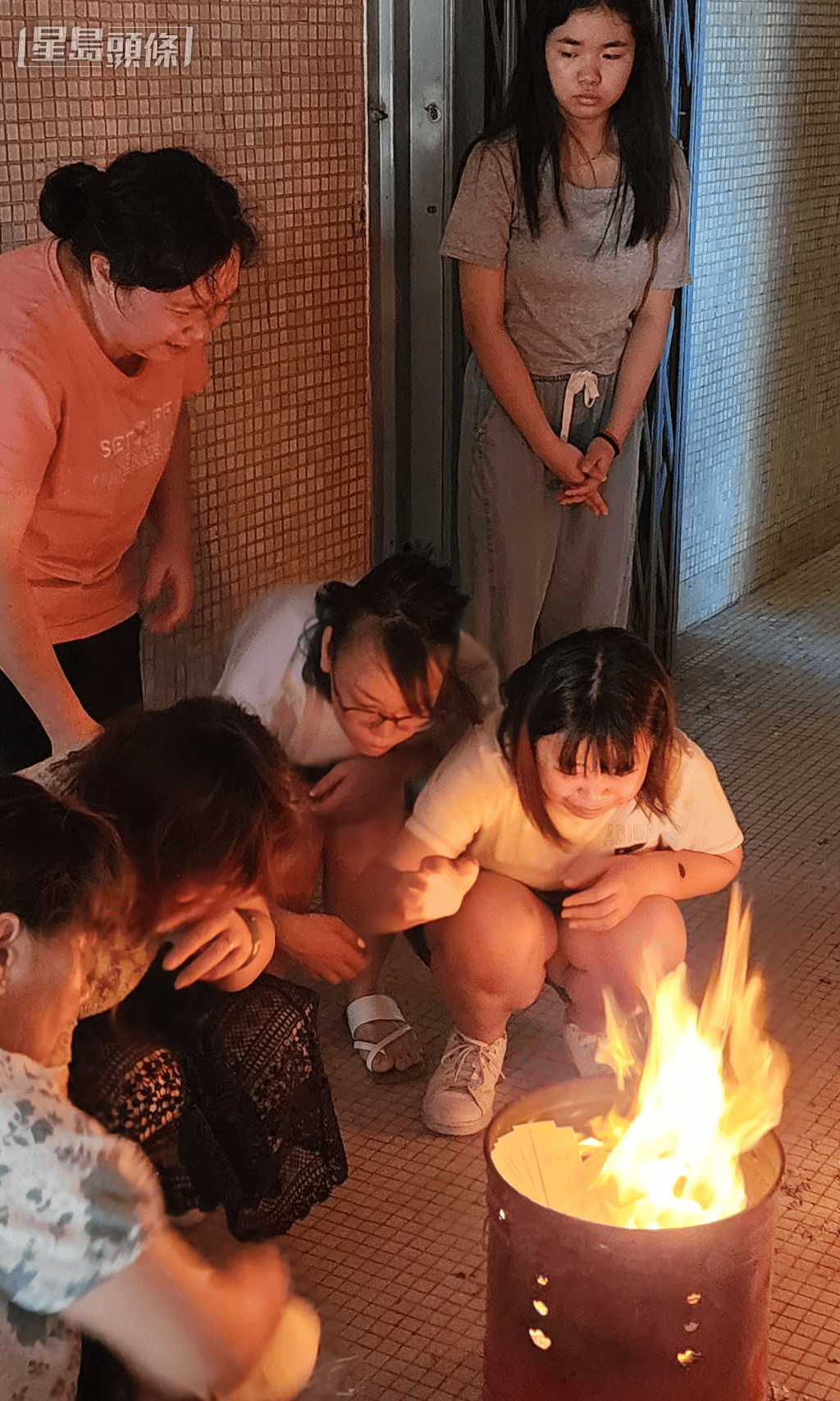 死者劉浩祥的家人在寓所外燒衣及點香拜祭。 死者劉浩祥的家人在寓所外燒衣及點香拜祭。