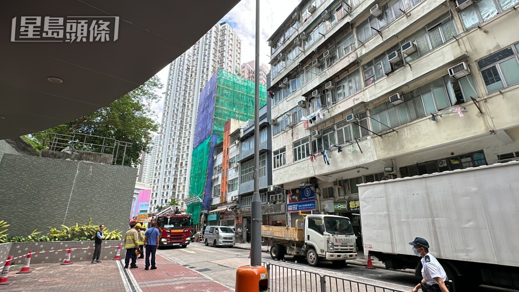 大厦单位出现裂痕，警方及消防到场。刘汉权摄