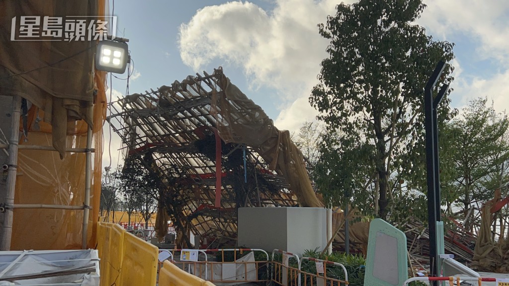 巨型棚架倒塌在地盤內。