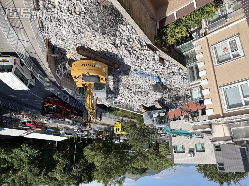 現場挖泥機進行拆屋工程。