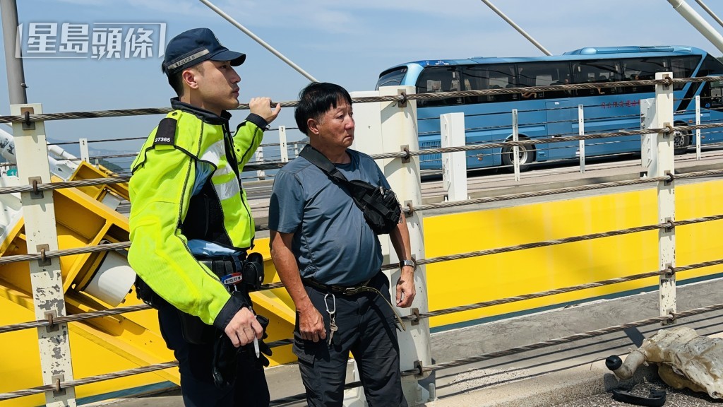 泥頭車司機協助警員調查。 泥頭車司機協助警員調查。