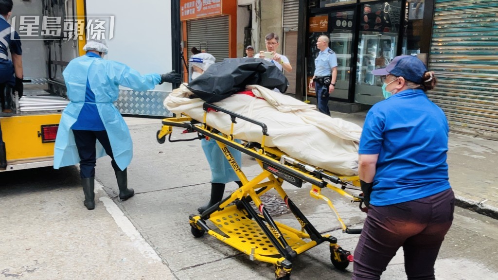死者遺體由仵工移離現場。