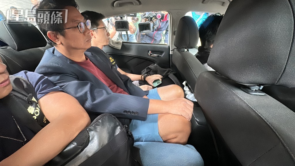 朱江瑋(圖中)被帶往宏利廣場搜證。梁國峰攝 朱江瑋(圖中)被帶往宏利廣場搜證。梁國峰攝