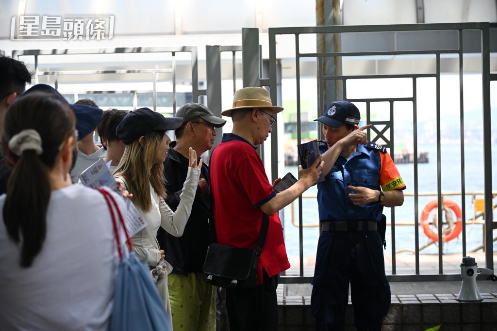 成功預約的市民等待安檢及上船。蘇正謙攝 成功預約的市民等待安檢及上船。蘇正謙攝