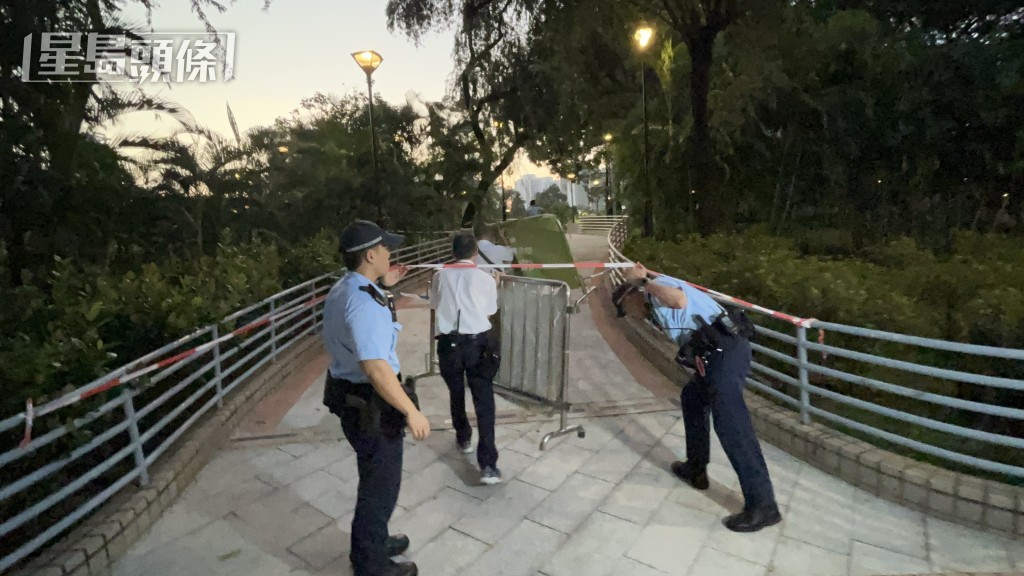 警員封鎖現場調查。 警員封鎖現場調查。