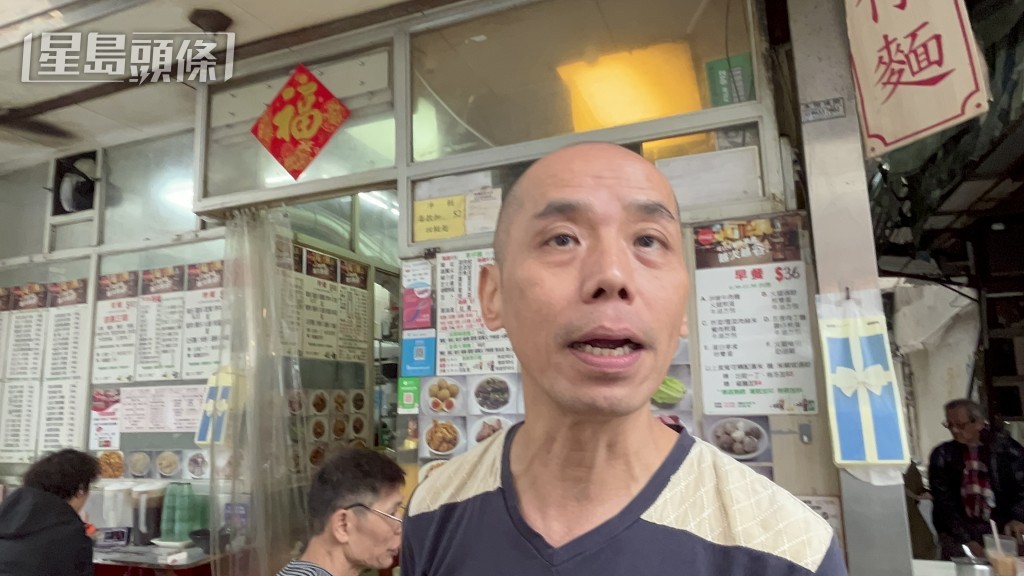 街坊講述死者情況。蔡楚輝攝
