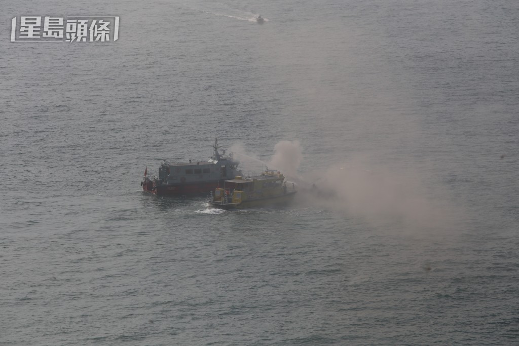 消防輪射水灌救。劉漢權攝 消防輪射水灌救。劉漢權攝