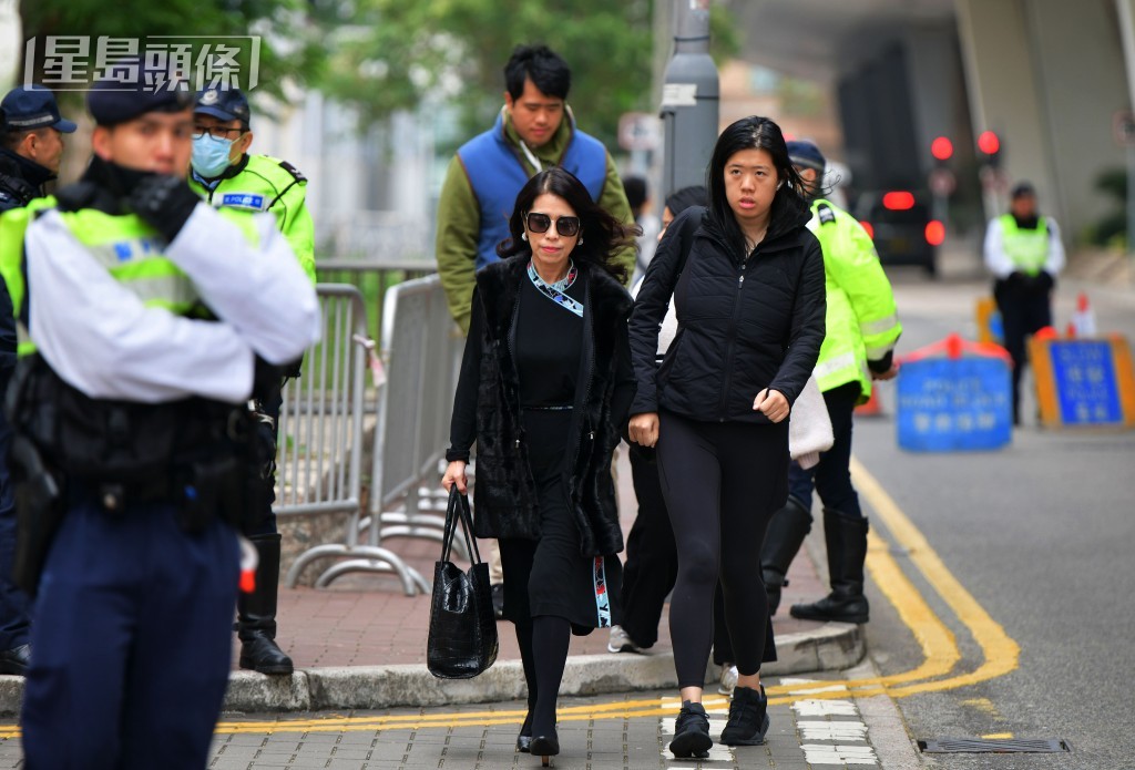 黎智英妻李韻琴和子女到庭旁聽。歐樂年攝