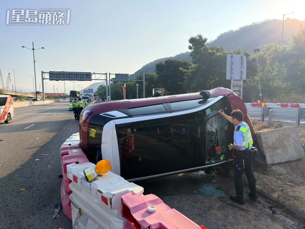 兩車相撞,其中一輛私家車翻側。梁國峰攝 兩車相撞,其中一輛私家車翻側。梁國峰攝