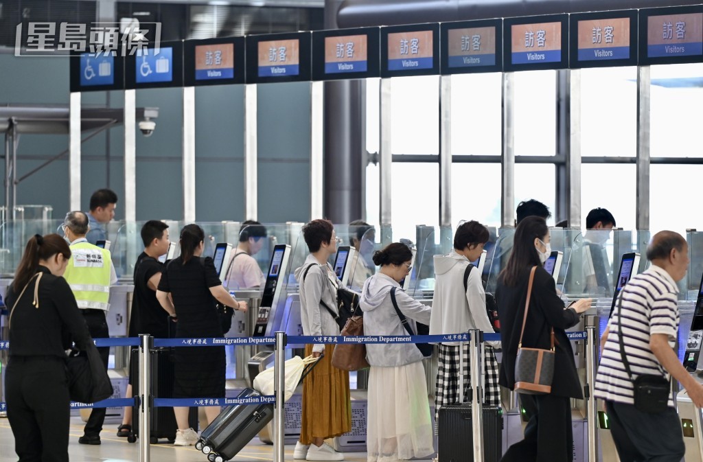 香港居民可用「非觸式e-道」流動應用程式的二維碼,使用澳門自助通道過關。 香港居民可用「非觸式e-道」流動應用程式的二維碼,使用澳門自助通道過關。