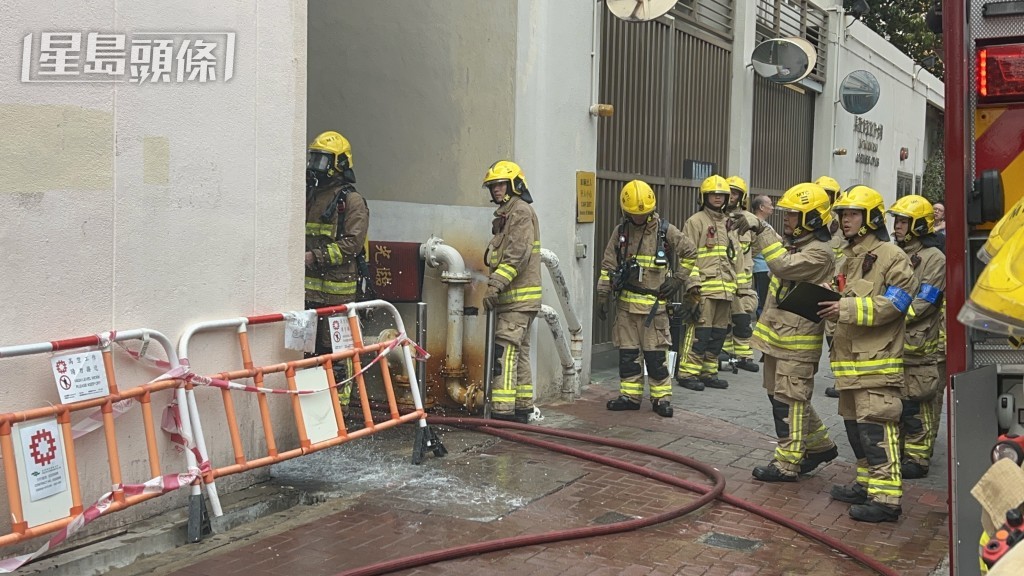 消防員進行灌救。