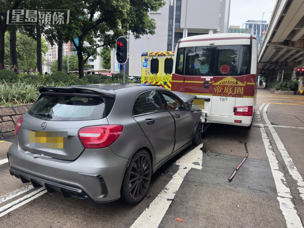 平治撞向穿梭小巴的車尾。