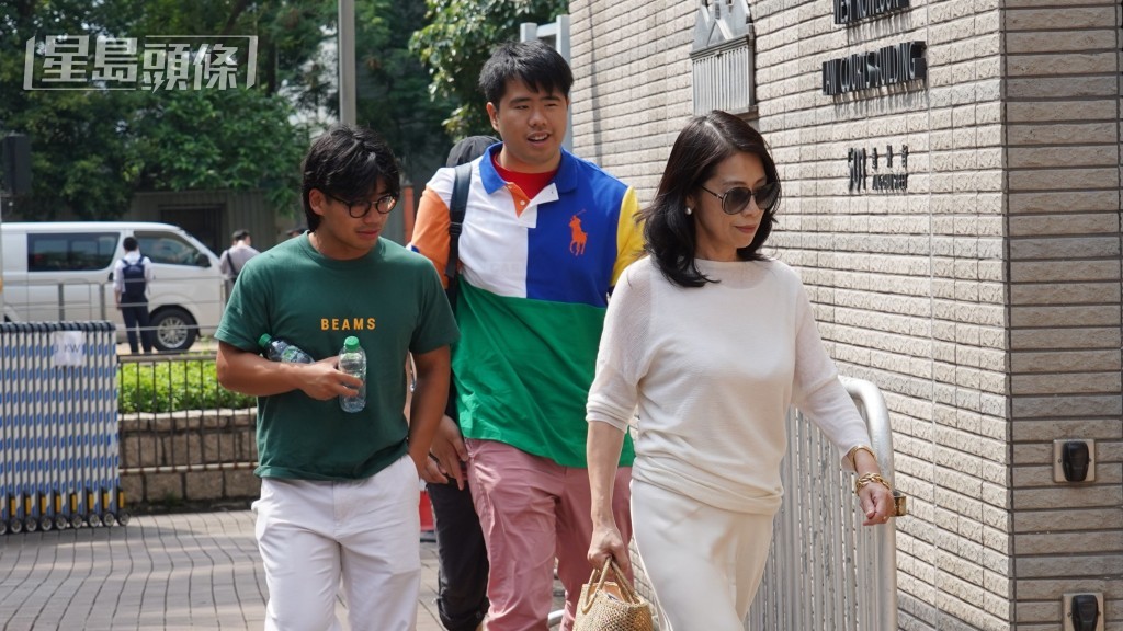黎智英妻子和幼子(粉紅褲)旁聽審訊。葉偉豪攝 黎智英妻子和幼子(粉紅褲)旁聽審訊。葉偉豪攝