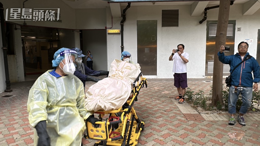 仵工將兩屍體移往殮房待驗。