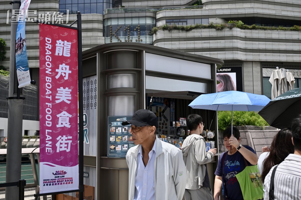 數十間小食攤檔組成龍舟美食街。劉駿軒攝 數十間小食攤檔組成龍舟美食街。劉駿軒攝