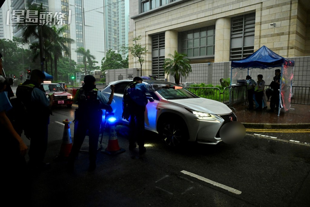 警方今早七時至7時39分時照常檢查駛入的車輛。劉駿軒攝