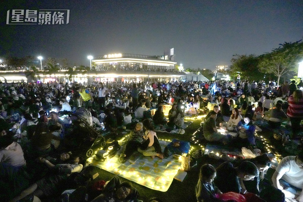 大批市民聚集西九文化區海旁等待除夕煙花。劉駿軒攝 大批市民聚集西九文化區海旁等待除夕煙花。劉駿軒攝