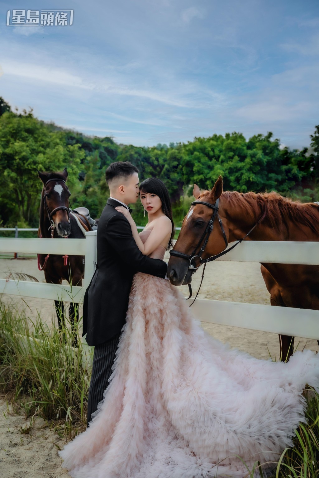 蒋嘉琦与丈夫及两马匹一起影结婚相，相当有特色。