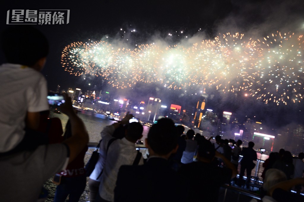 ,“二○二三年国庆烟花汇演”记者会将于今日下午三时在香港文化中心地下大堂举行。资料图片 ,“二○二三年国庆烟花汇演”记者会将于今日下午三时在香港文化中心地下大堂举行。资料图片
