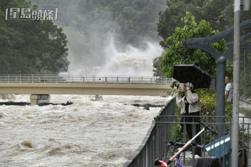 多區嚴重水浸,沙田城門河洪水滾滾,不少街坊圍觀打卡。資料圖片 多區嚴重水浸,沙田城門河洪水滾滾,不少街坊圍觀打卡。資料圖片