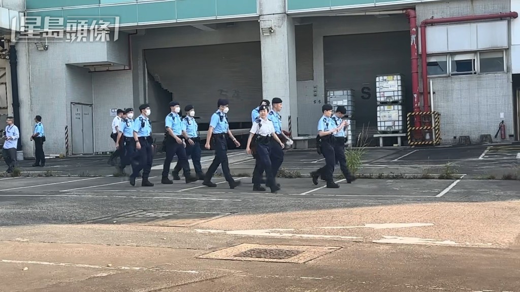 至下午約3時半，警方收隊離去。
