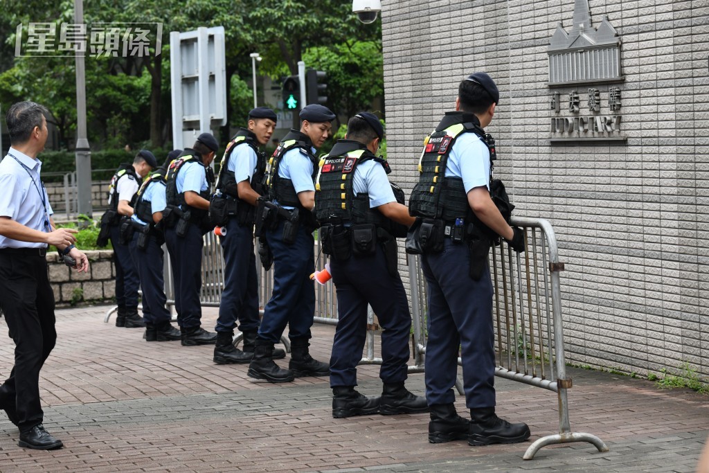警方在法院外佈防。何健勇攝