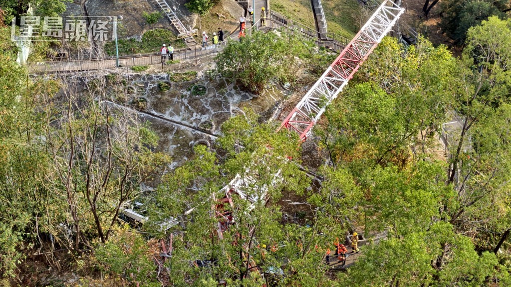 天秤倒塌於山坡上。