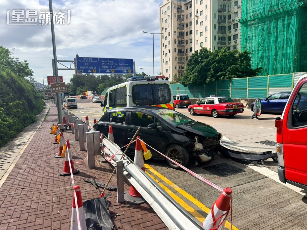 私家車撞及警車車尾。