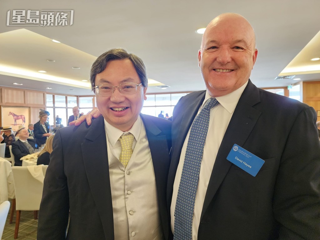  吳嵩(左)與希斯(右)在澳洲馬場合照留念。