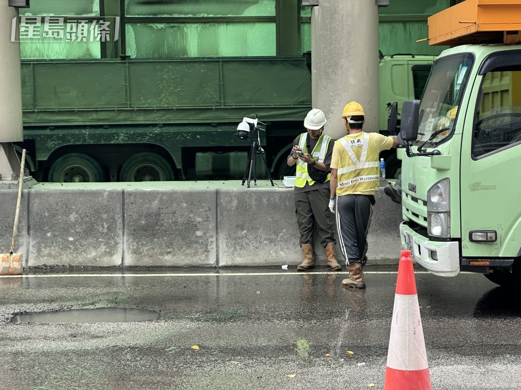 工人在爆水管現場搶修。梁國峰攝